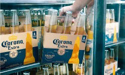 Cerveza Corona reinventa los envases sustentables con el  lanzamiento de six packs hechos de cebada