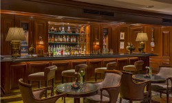 ¿En busca del lugar ideal para disfrutar las tardes? The Ritz-Carlton Bar reabre sus puertas