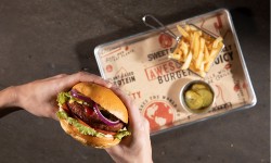 Llega a Chile Sweet Earth Awesome Burger: proteína 100% vegetal de Nestlé 