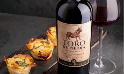  Estas fiestas patrias Toro de Piedra invita a brindar con una dupla de tintos que tributan la diversidad de los sabores y aromas de Colchagua y Curicó