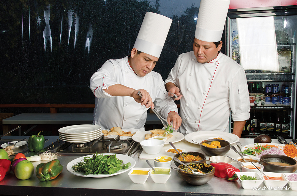 Chef corporativo Oscar Gomez y chef ejecutivo Isidro Gomez