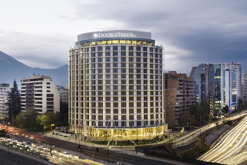 “Hotel Destacado de la Región”: DoubleTree by Hilton Santiago Kennedy recibe importante reconocimiento de la cadena 