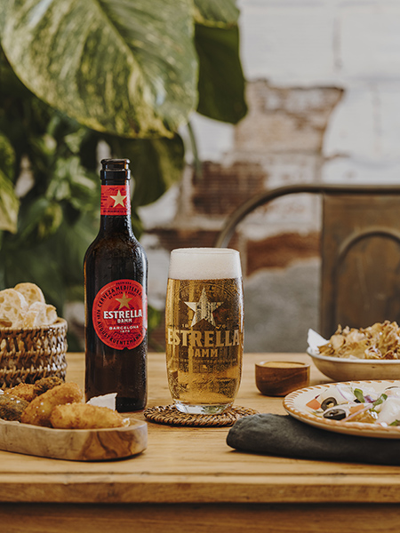 Sabor y novedad en restaurantes de Santiago y regiones, para maridar con Estrella Damm, la cerveza de Barcelona, desde el 15 marzo al 15 de abril.