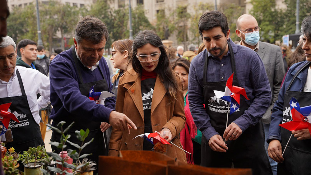 Preparando una malaya con chimichurri ministra Vallejo y ministro Valenzuela invitaron a la ExpoMundoRural