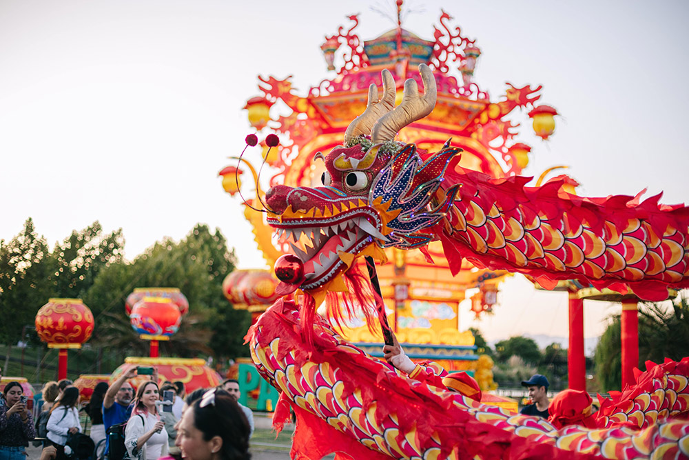 Conoce todos los shows en vivo del mayor festival de luces chinas en Santiago