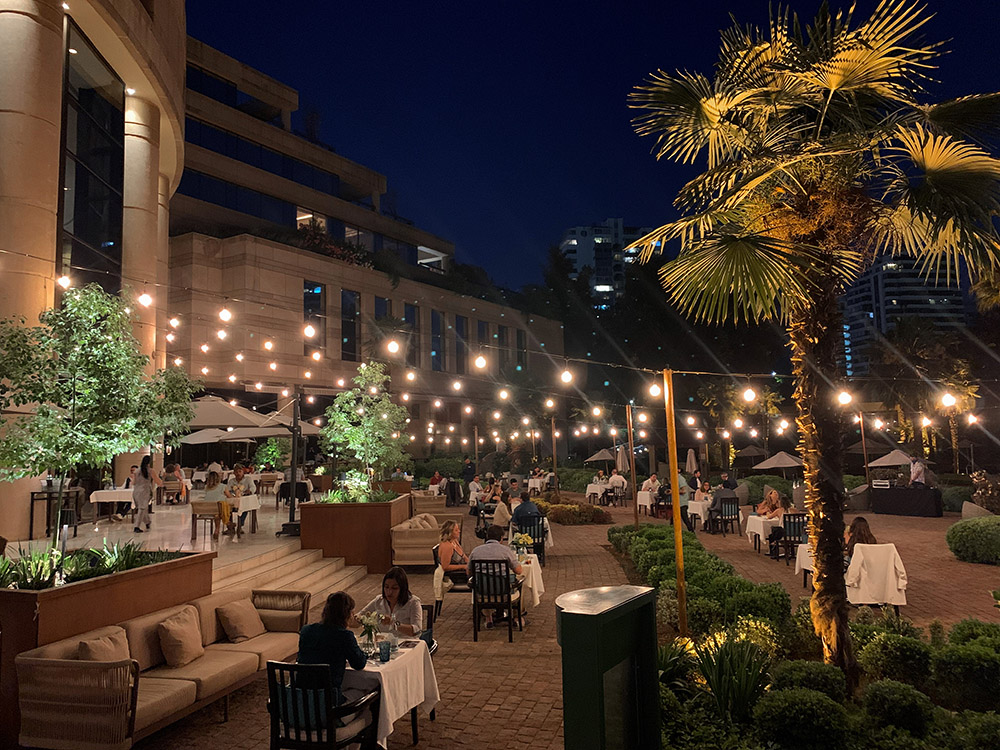 Privacidad y elegancia, cenar en una suite con terraza privada o en los jardines del romantico Mandarin Oriental, Santiago.